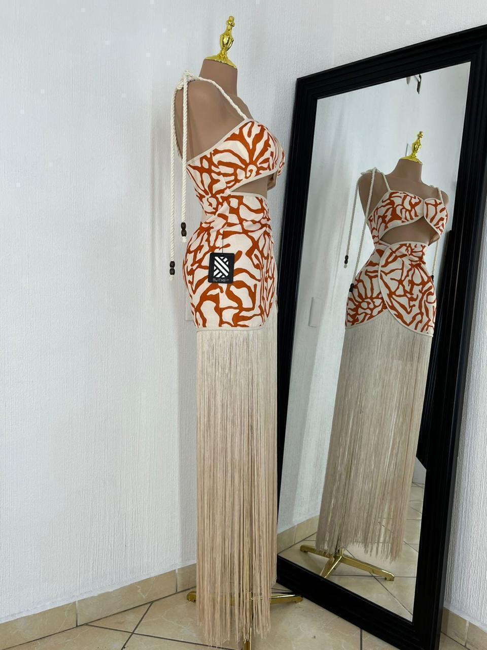Vestido estampado abstracto con flecos vista frontal completa