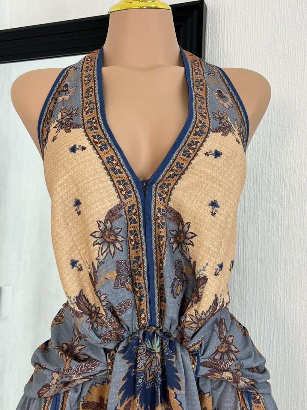 Vestido bohemio azul arena detalle de escote y drapeado