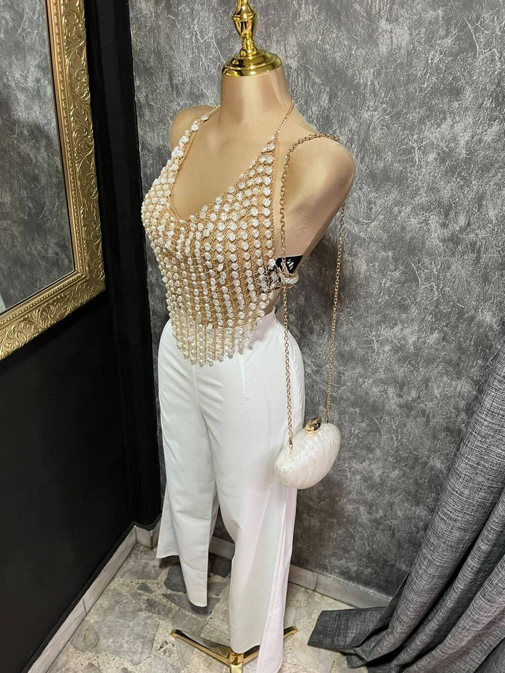 Set perlas metálicas pantalón wide leg detalle de top
