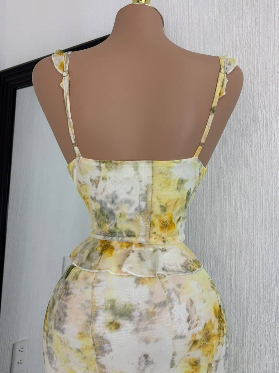 Vestido floral midi drapeado vista lateral completa