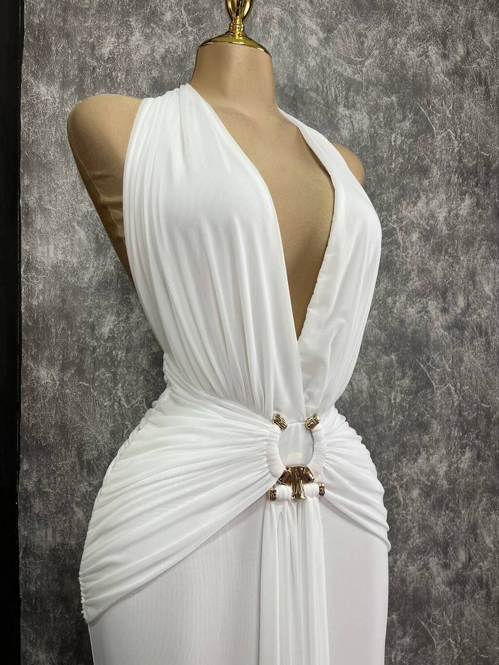 Vestido maxi halter con herraje dorado look completo MB Mayte Barrera