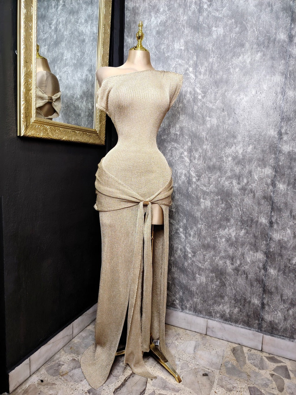 Vestido de gala dorado asimétrico 260070