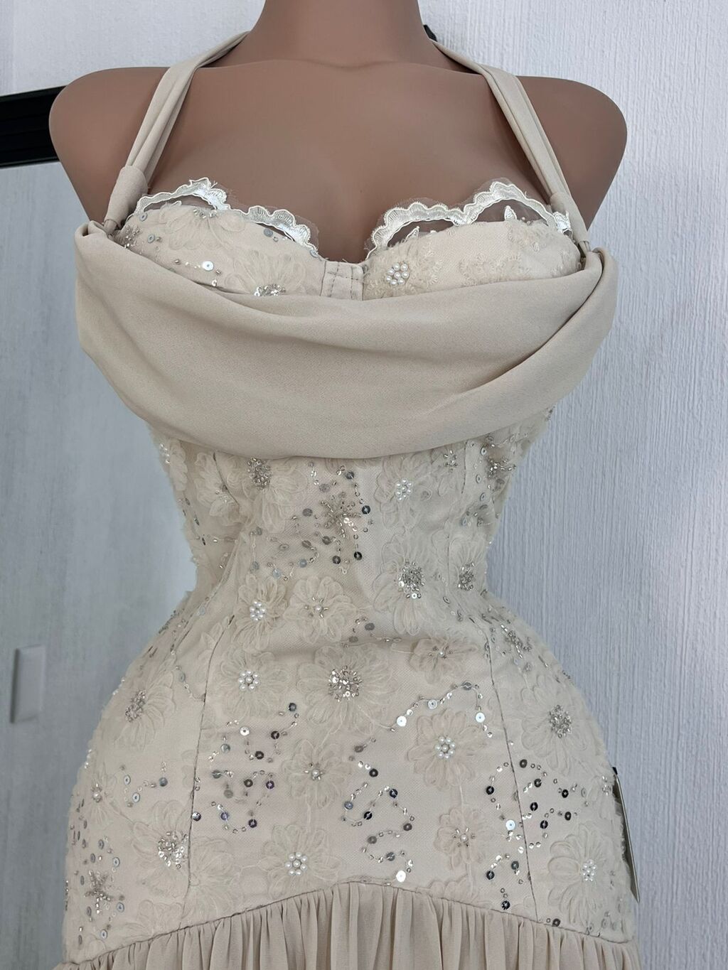 Vestido elegancia floral champagne silueta completa elegante