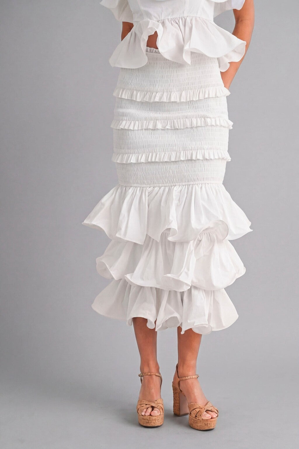 Set ruffle off white detalle de escote y volantes