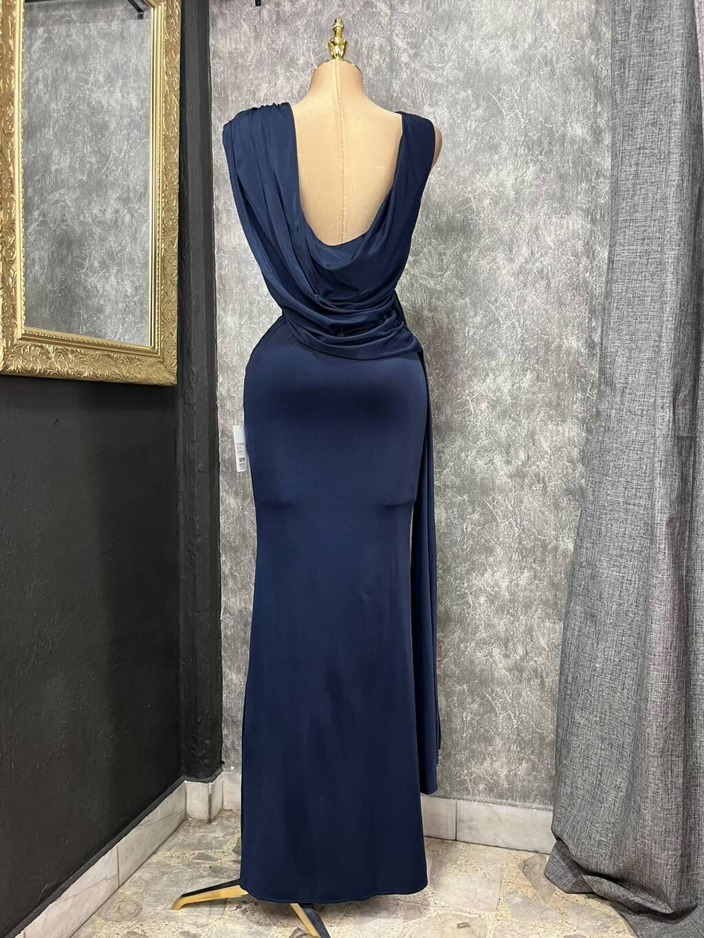 Vestido largo drapeado elegancia nocturna detalle de caída final