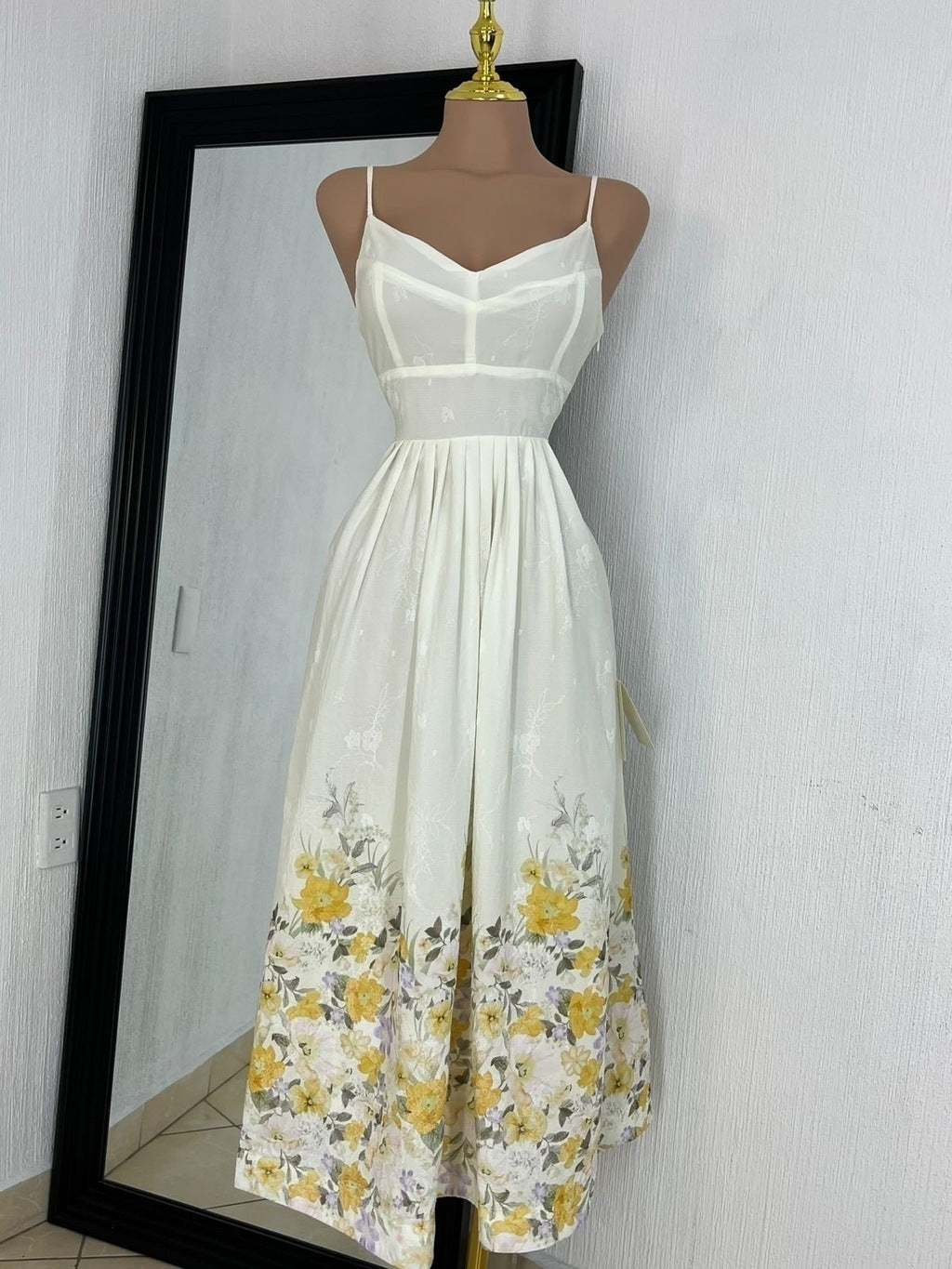 Vestido midi floral romance primaveral detalle final MB Mayte Barrera
