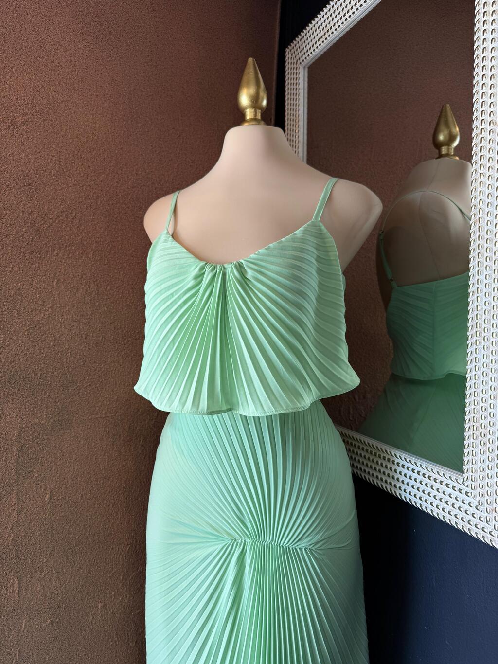 Vestido midi plisado asimétrico detalle de pliegues