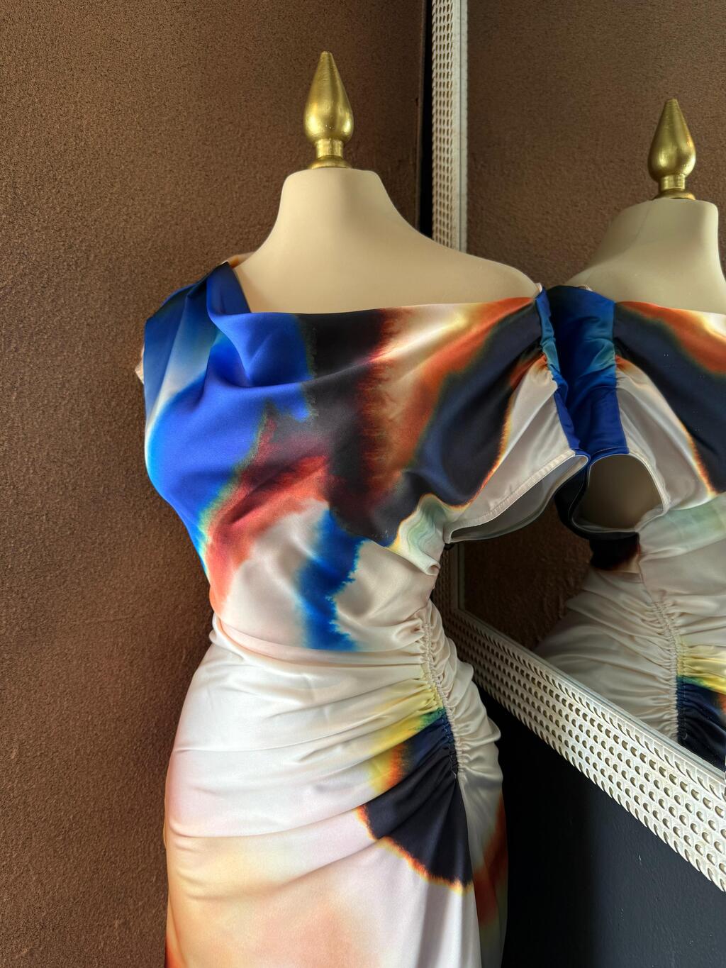 Vestido midi satén detalle de tela y acabado
