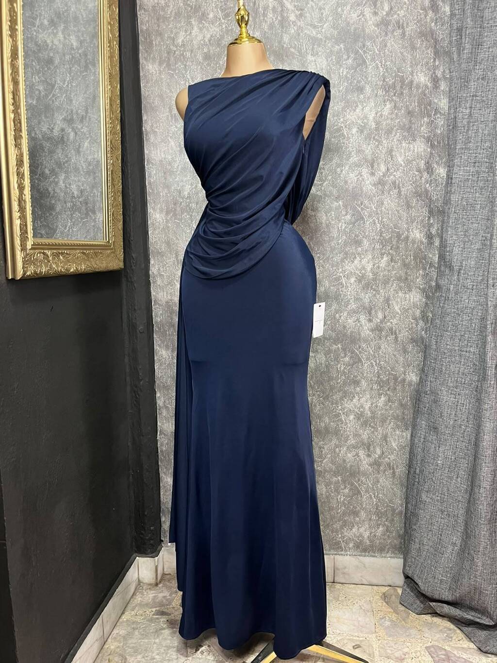 Vestido drapeado nocturno detalle de escote y caída