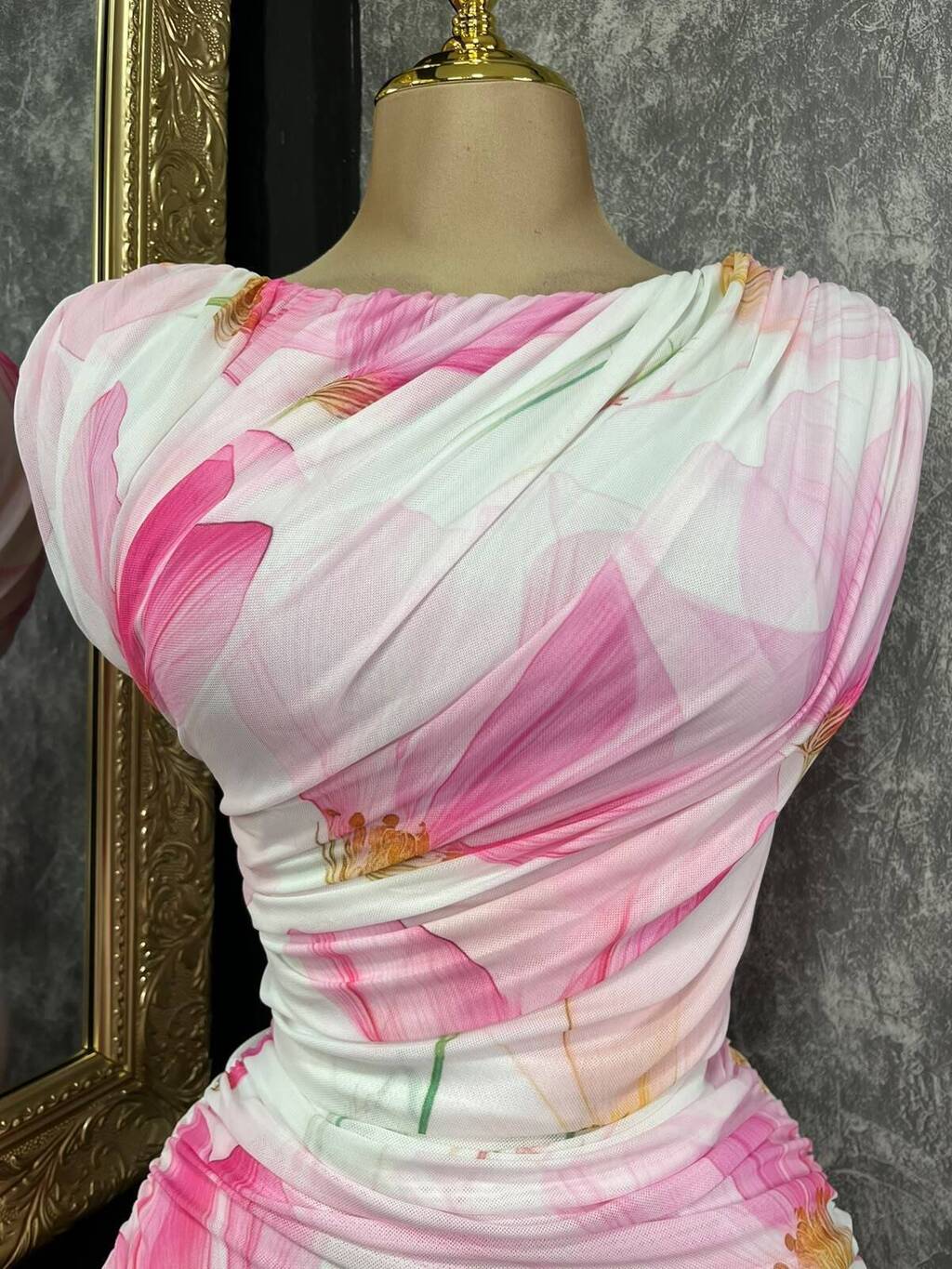 Vestido floral drapeado vista lateral con falda plisada