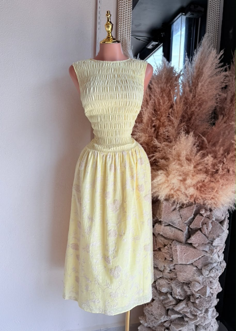 Vestido midi amarillo bordado floral corpiño fruncido frontal