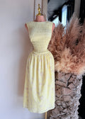 Vestido midi amarillo bordado floral corpiño fruncido frontal