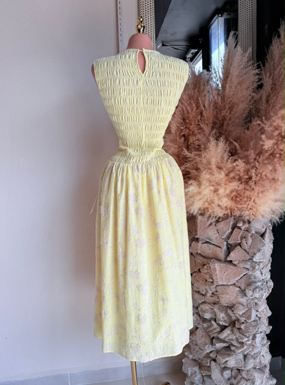 Vestido midi amarillo bordado floral detalle lateral