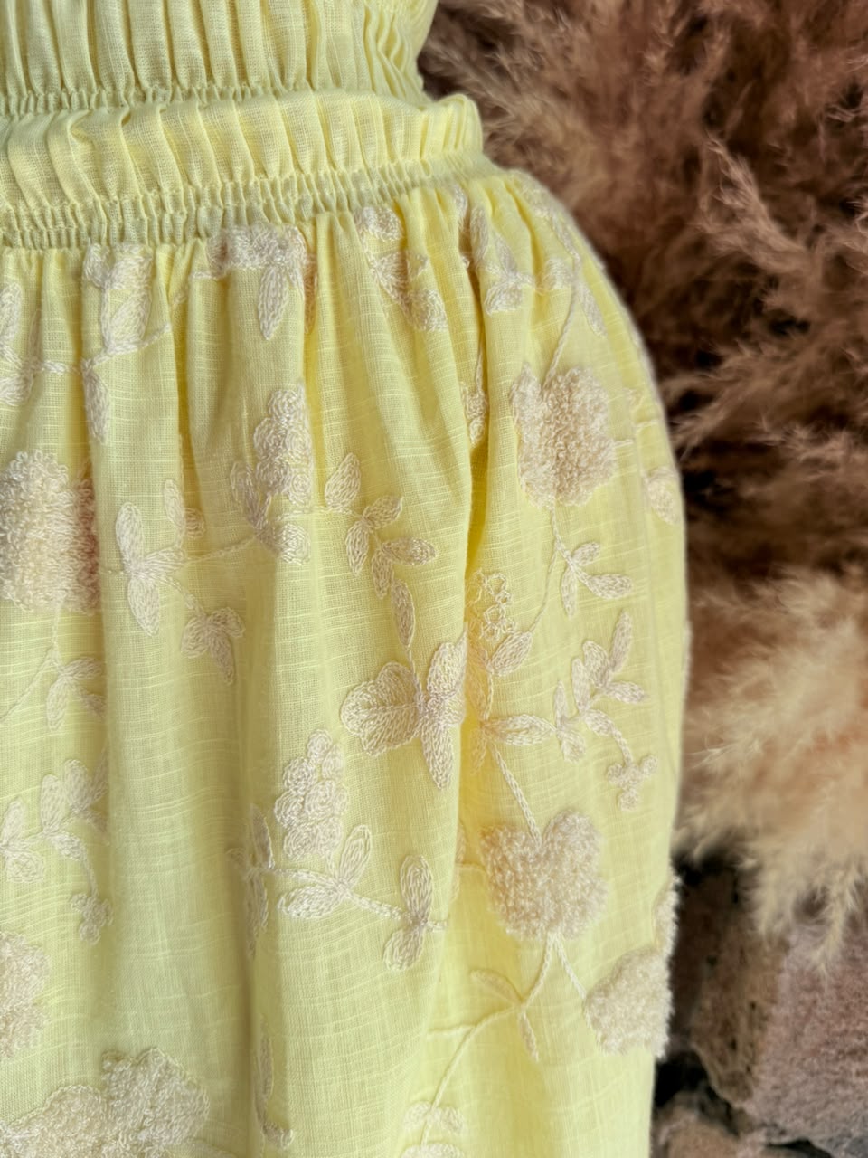 Vestido midi amarillo bordado floral silueta completa