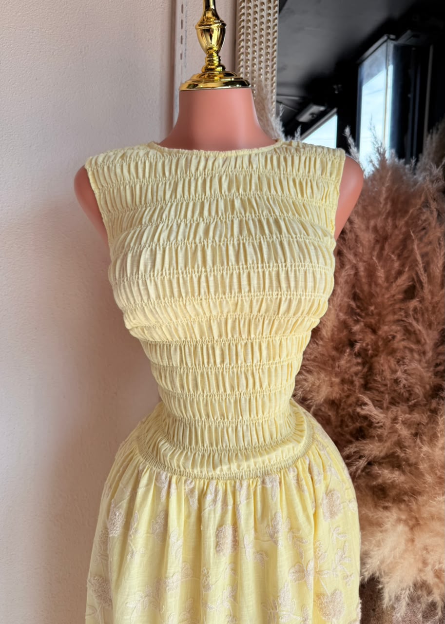 Vestido midi amarillo bordado floral detalle de escote