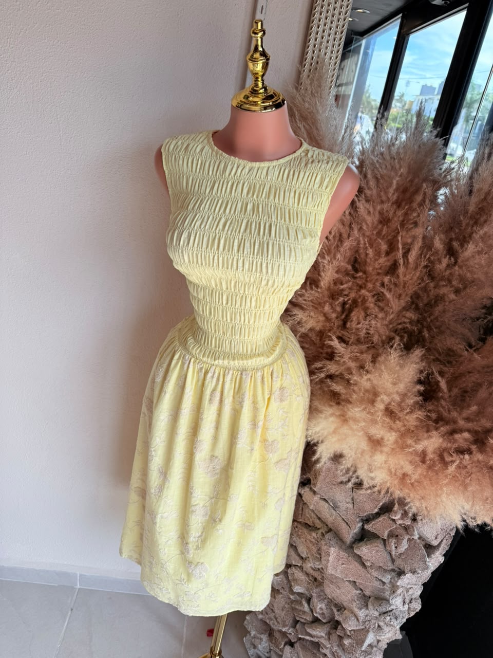 Vestido midi amarillo bordado floral look completo MB Mayte Barrera