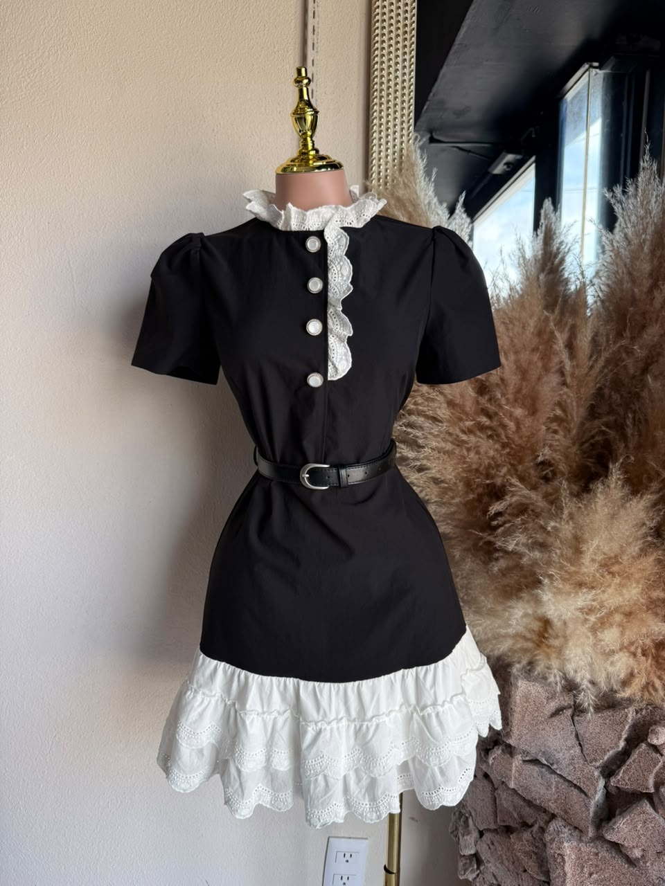 Vestido Negro con Cuello y Olanes Blancos 261485 imagen 1 MB Mayte Barrera