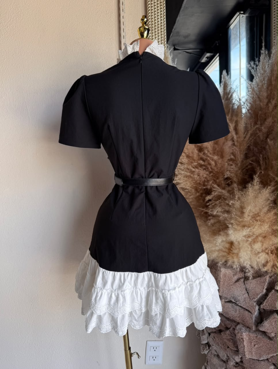 Vestido Negro con Cuello y Olanes Blancos 261485 imagen 2 MB Mayte Barrera