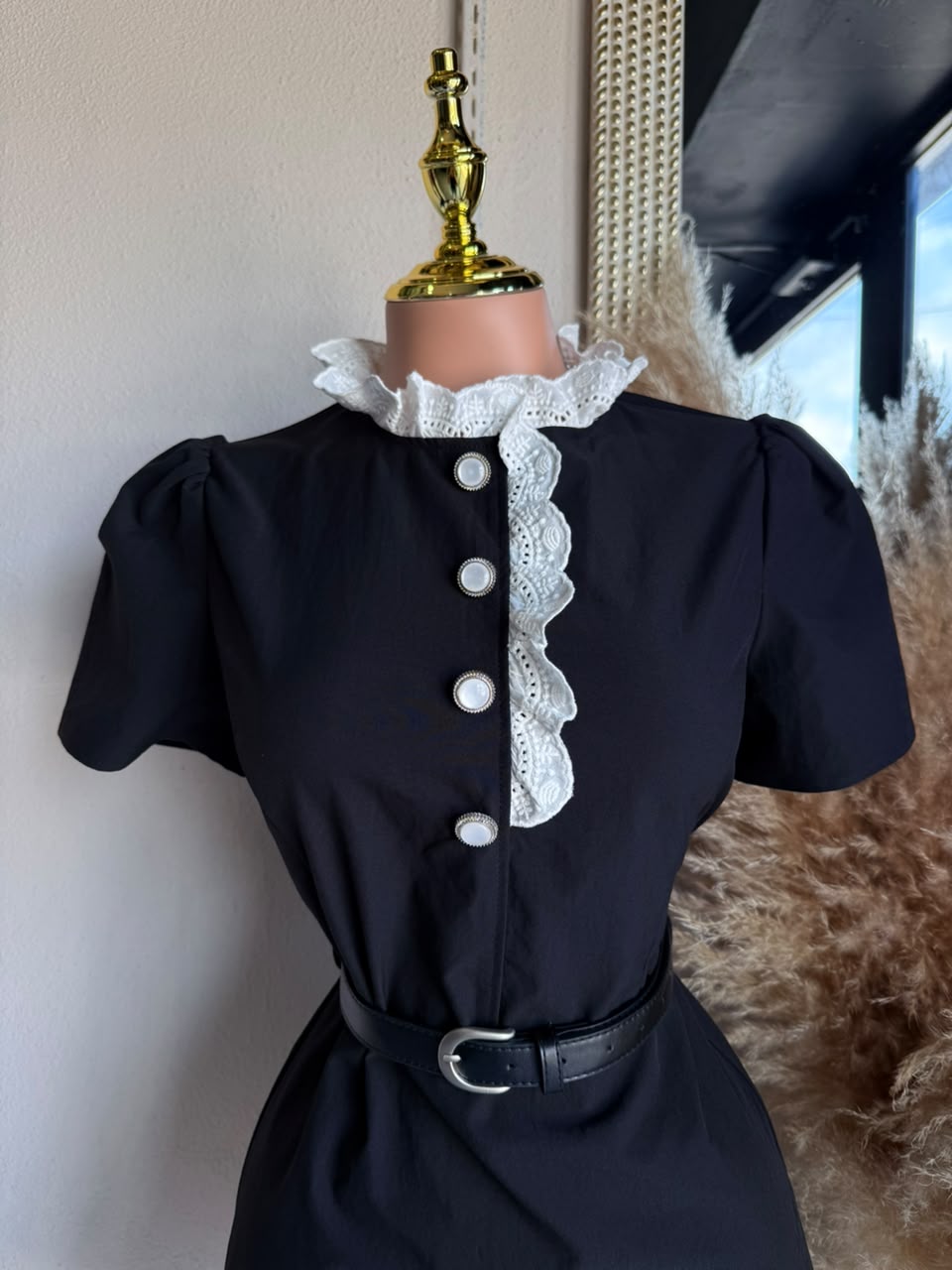 Vestido Negro con Cuello y Olanes Blancos 261485 imagen 3 MB Mayte Barrera