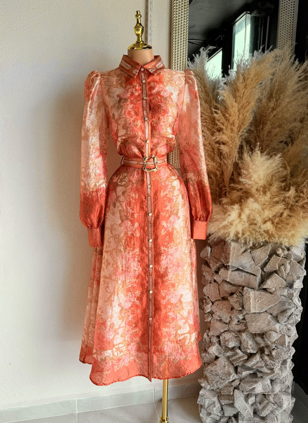 Vestido midi coral floral mangas abullonadas vista frontal