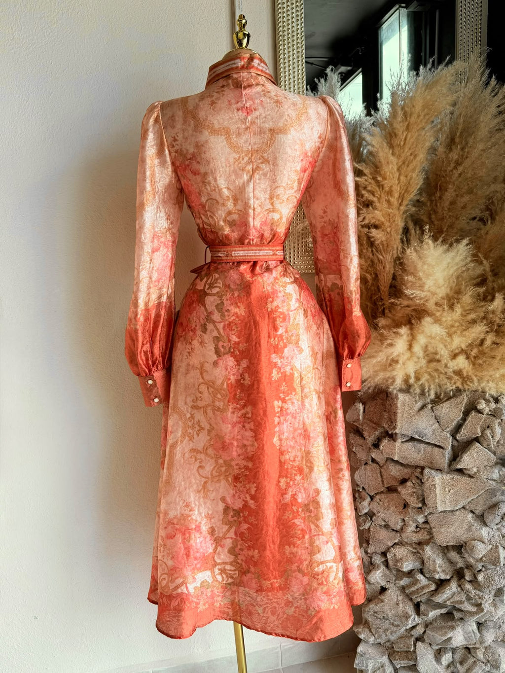 Vestido midi coral floral mangas abullonadas detalle de tela