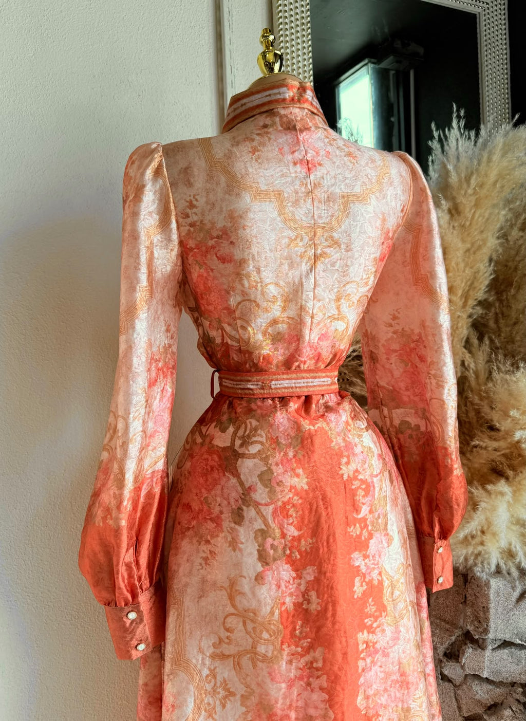 Vestido midi coral floral mangas abullonadas detalle lateral