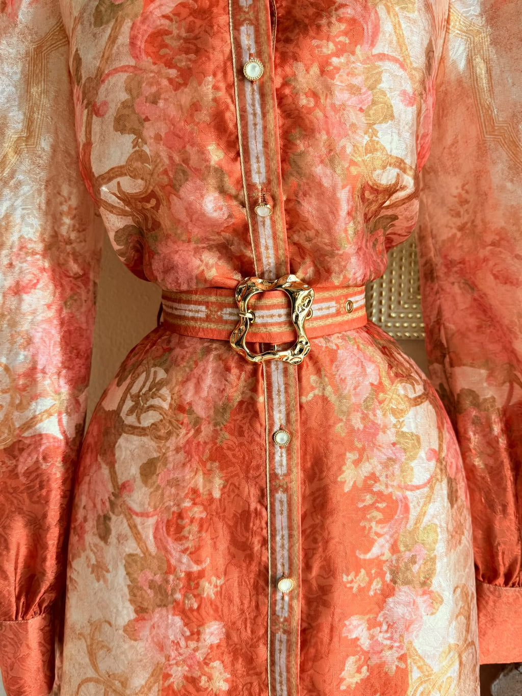 Vestido midi coral floral mangas abullonadas look completo MB Mayte Barrera