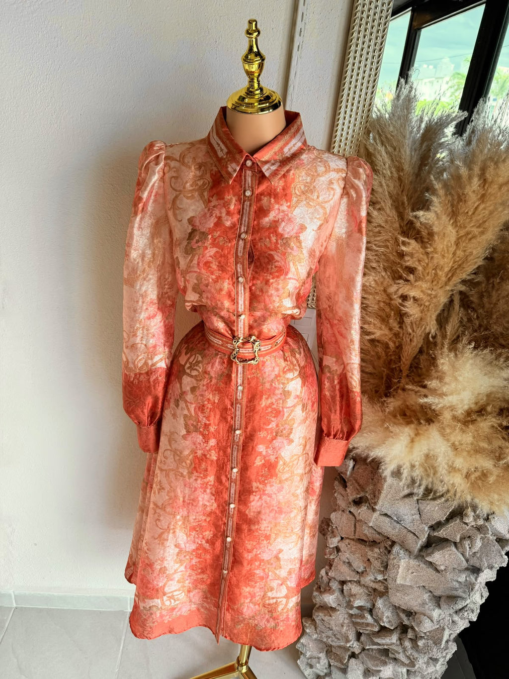 Vestido midi coral floral mangas abullonadas botonadura dorada
