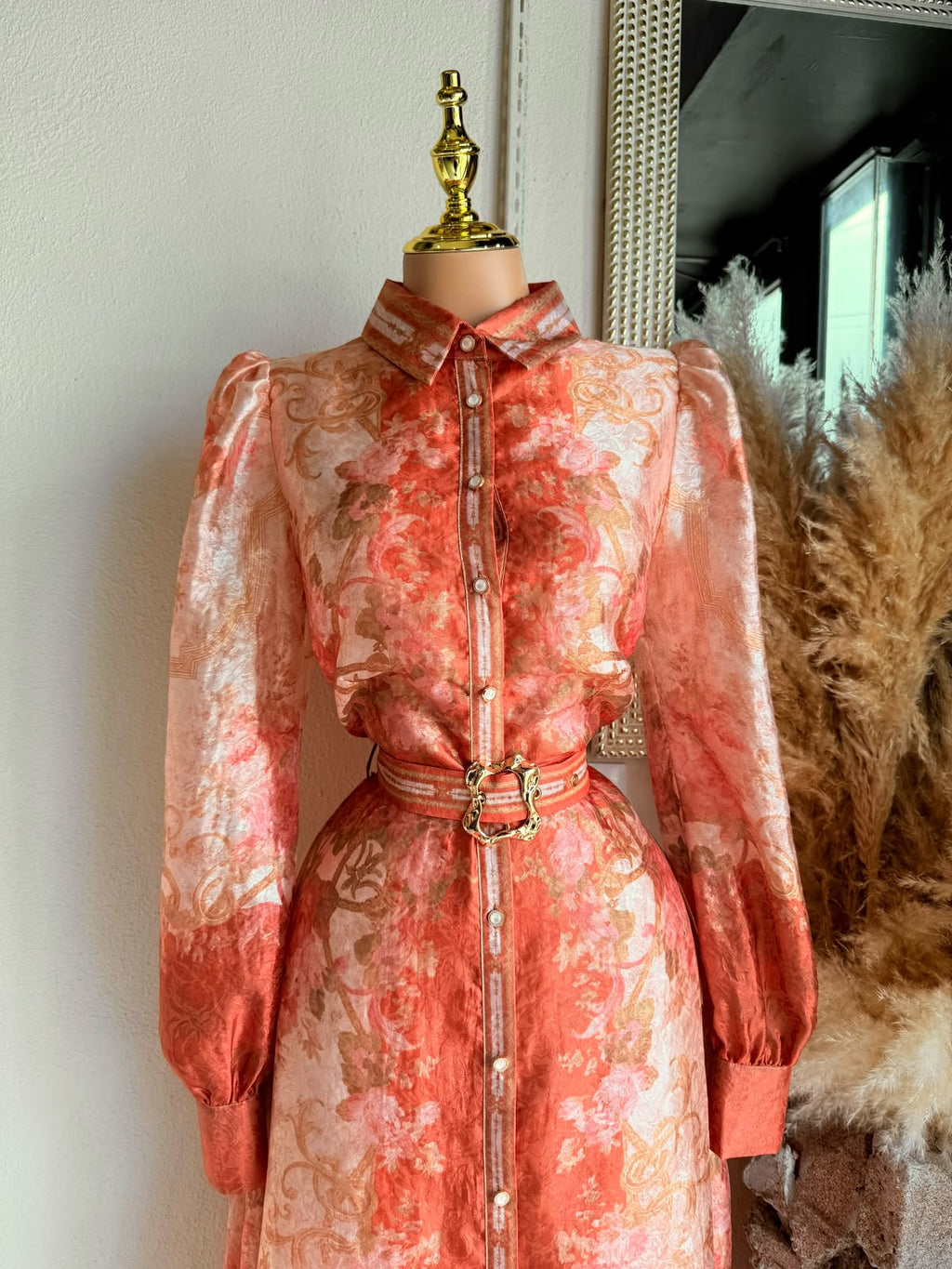 Vestido midi coral floral mangas abullonadas silueta completa