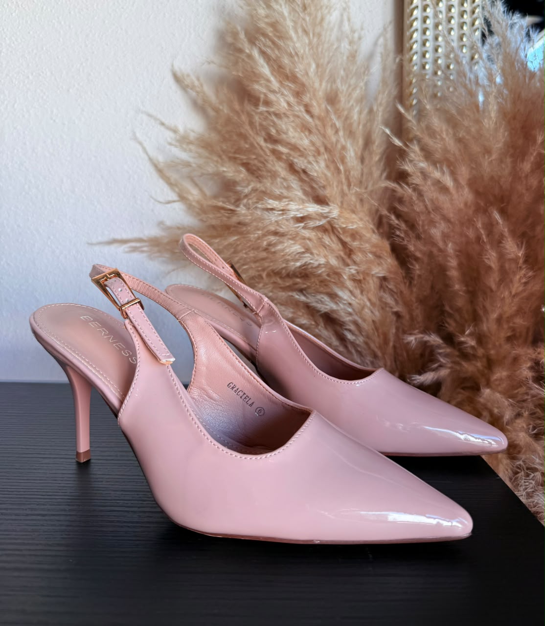 Zapatilla rosa detalle de diseño MB Mayte Barrera