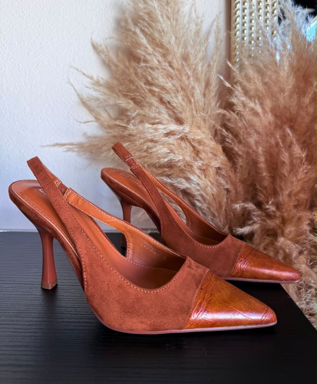 Zapatilla camel detalle de diseño MB Mayte Barrera
