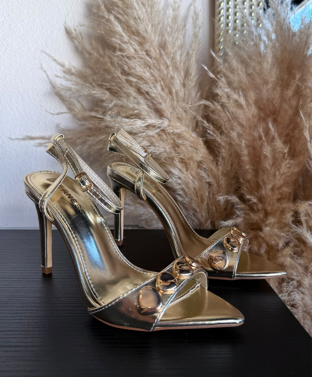 Zapatilla dorado detalle de diseño MB Mayte Barrera