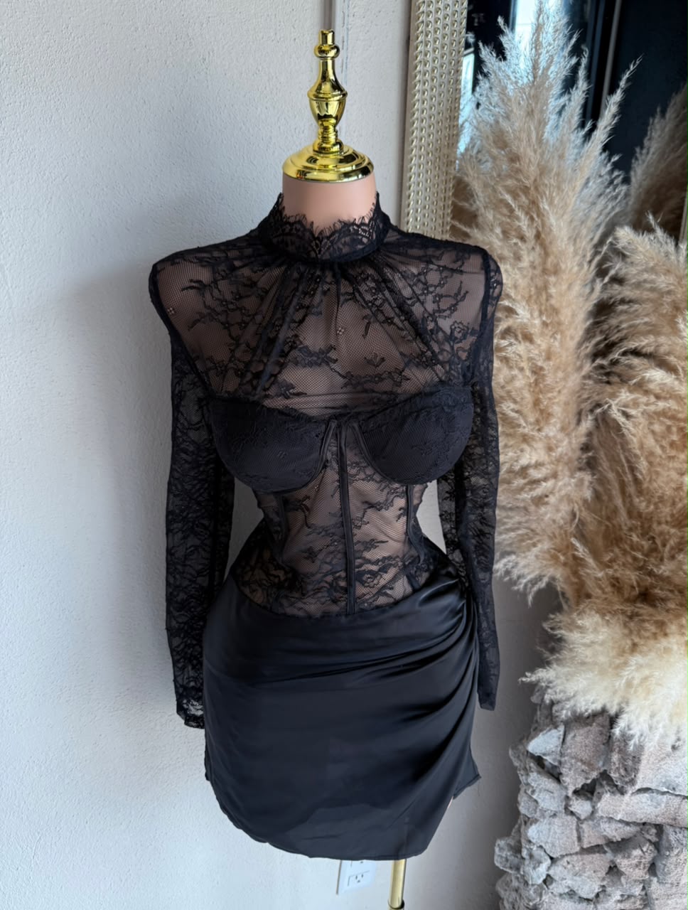 Vestido Negro de Encaje con Corset Drapeado 261744 imagen 3 MB Mayte Barrera