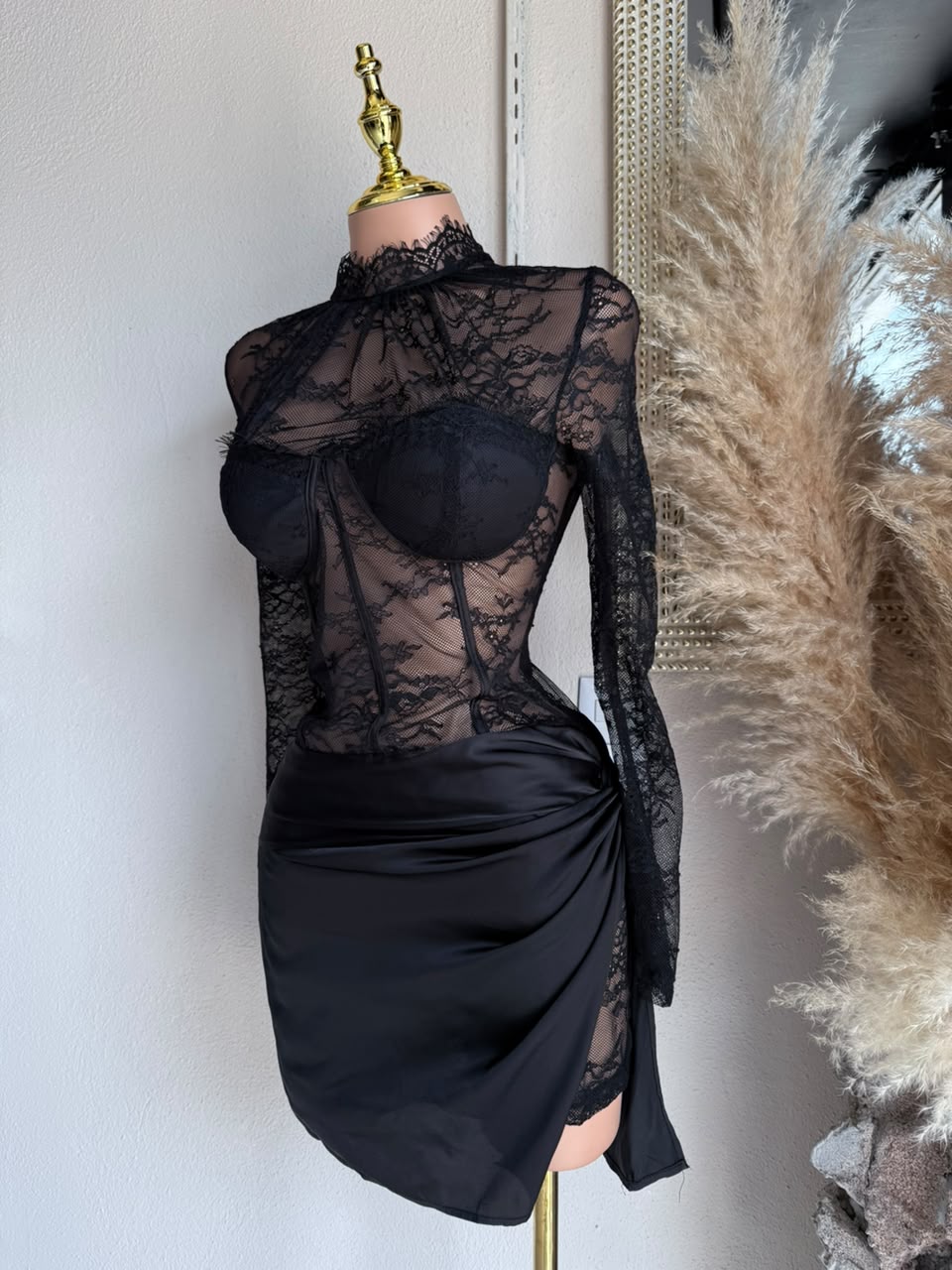Vestido Negro de Encaje con Corset Drapeado 261744 imagen 4 MB Mayte Barrera