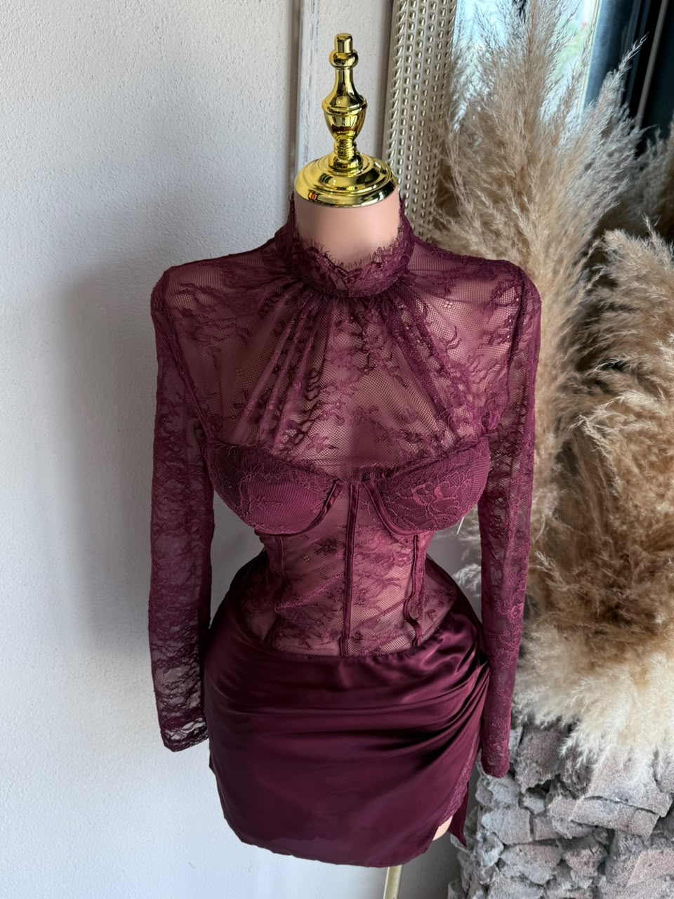 Vestido Vino de Encaje con Corset Drapeado 261745 imagen 4 MB Mayte Barrera