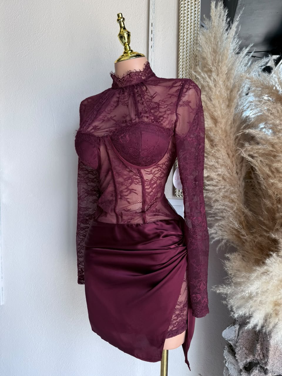 Vestido Vino de Encaje con Corset Drapeado 261745 imagen 5 MB Mayte Barrera