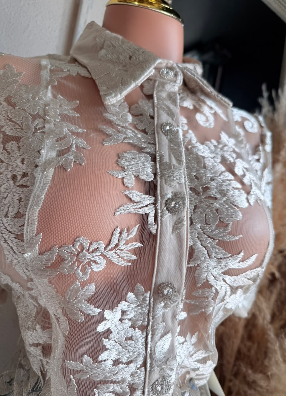 Blusa perla silueta completa elegante