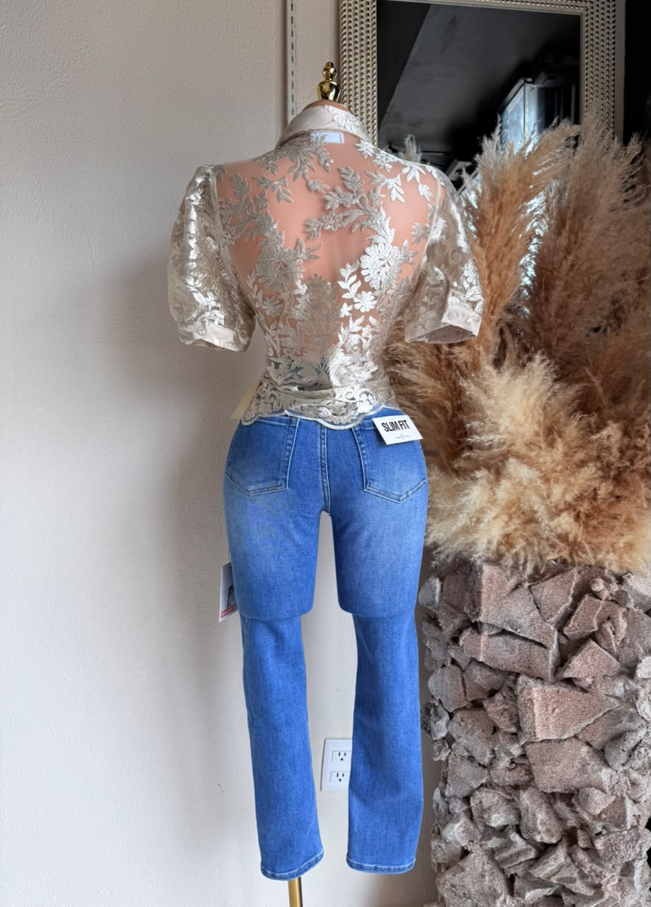 Blusa perla detalle de tela y acabado