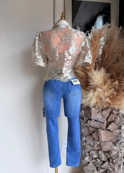 Blusa perla detalle de tela y acabado