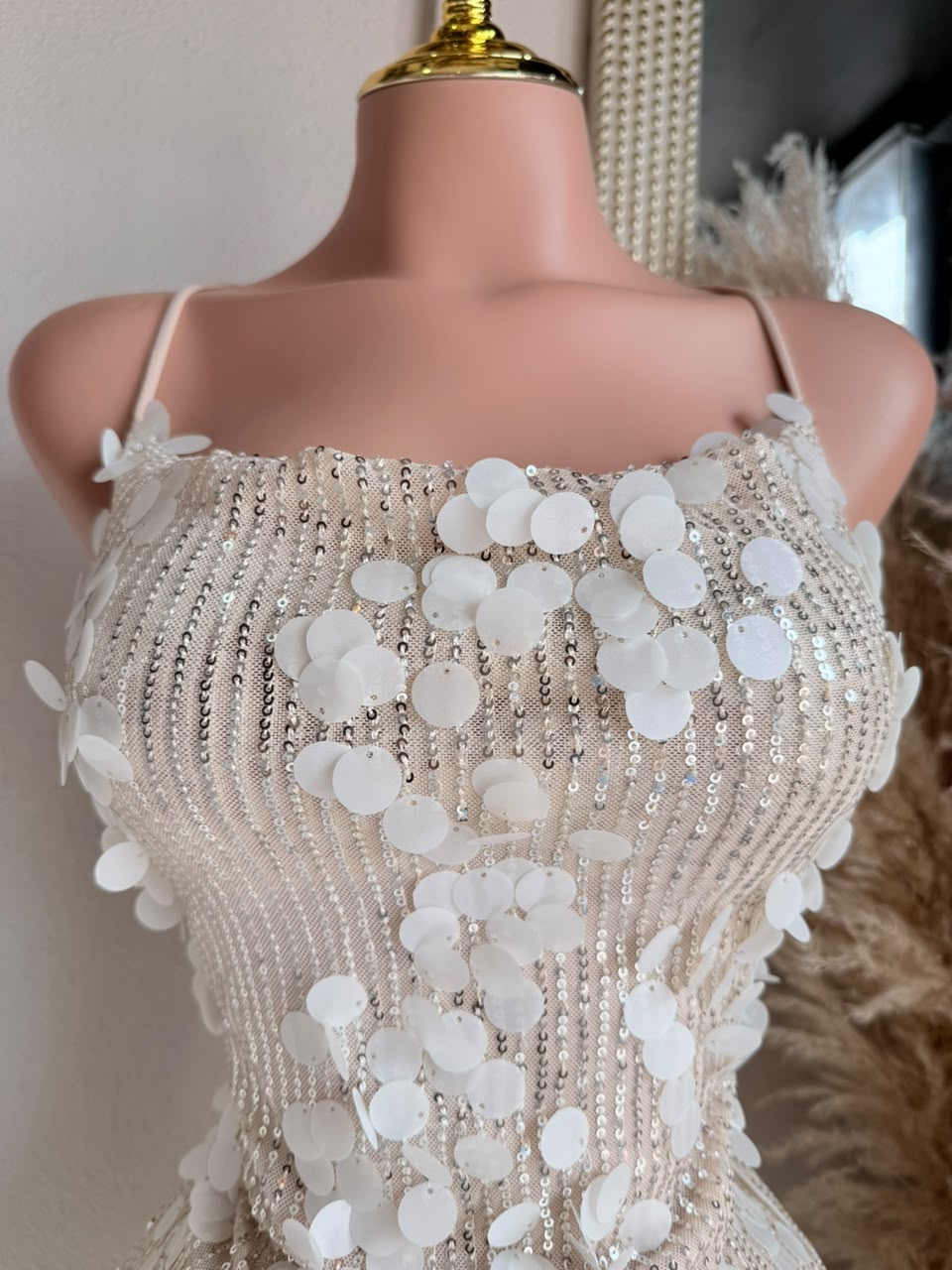 Vestido beige 261952 detalle de escote