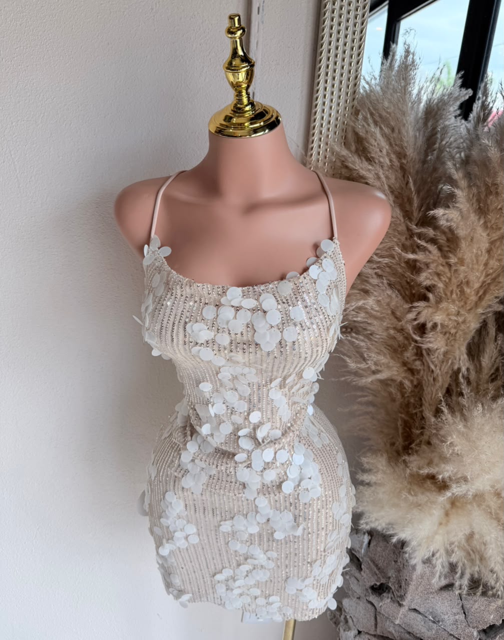 Vestido beige 261952 vista trasera MB Mayte Barrera