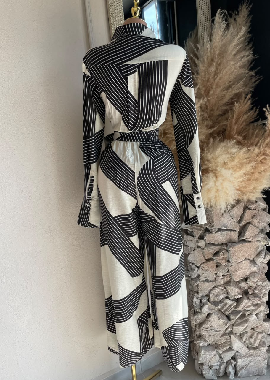 Jumpsuit marfil negro detalle de tela y acabado