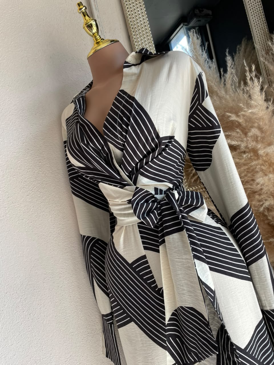 Jumpsuit marfil negro detalle de escote