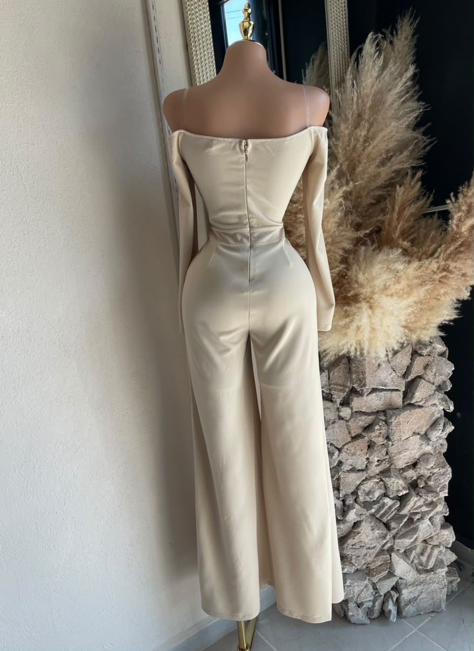 Jumpsuit beige silueta completa elegante