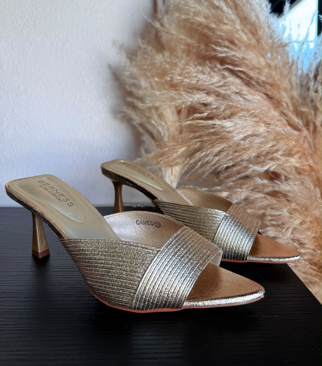 Zapatilla gold detalle de diseño MB Mayte Barrera