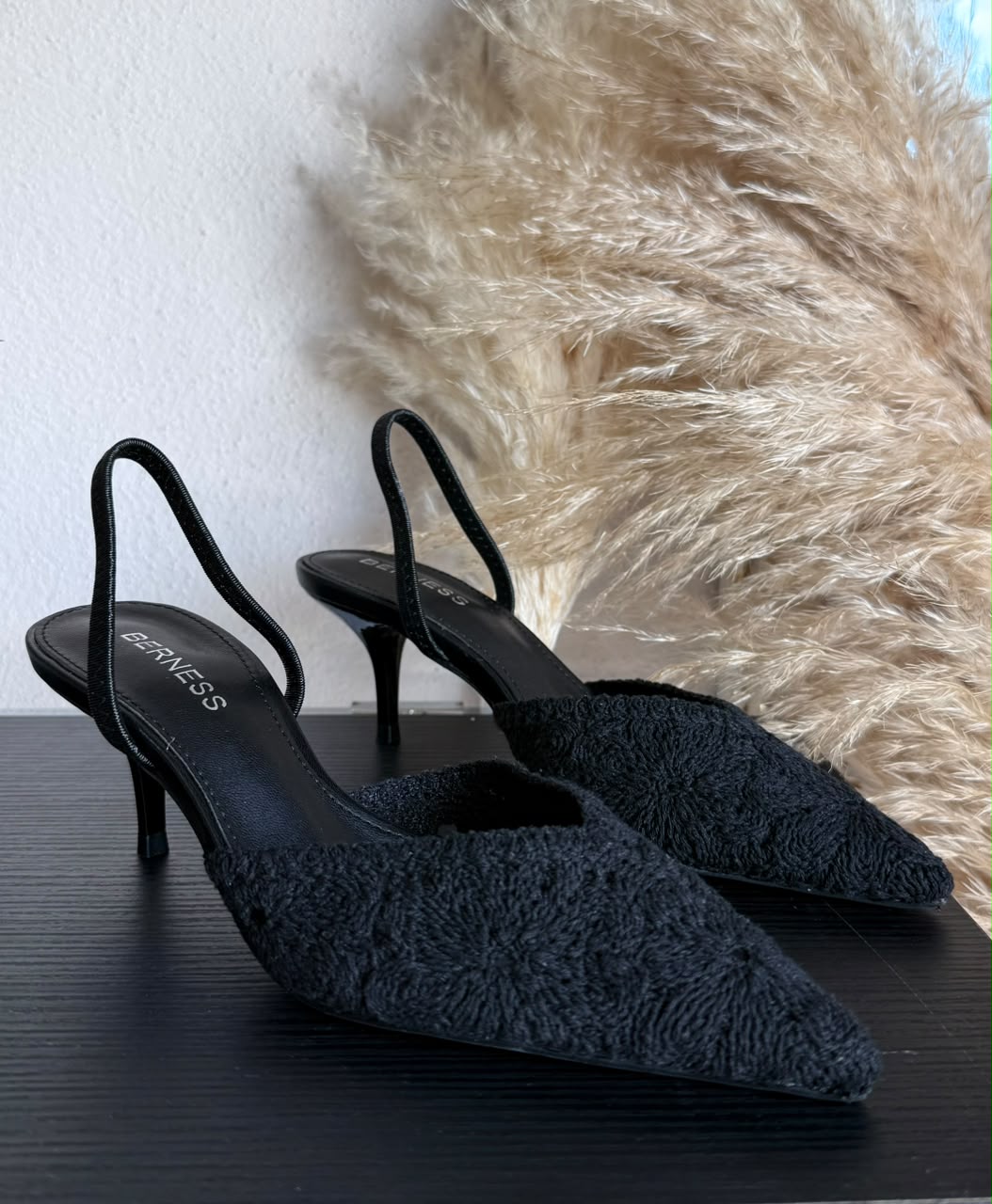 Zapatilla black detalle de diseño MB Mayte Barrera