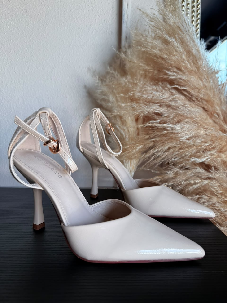 Zapatilla beige 262008 detalle de diseño MB Mayte Barrera