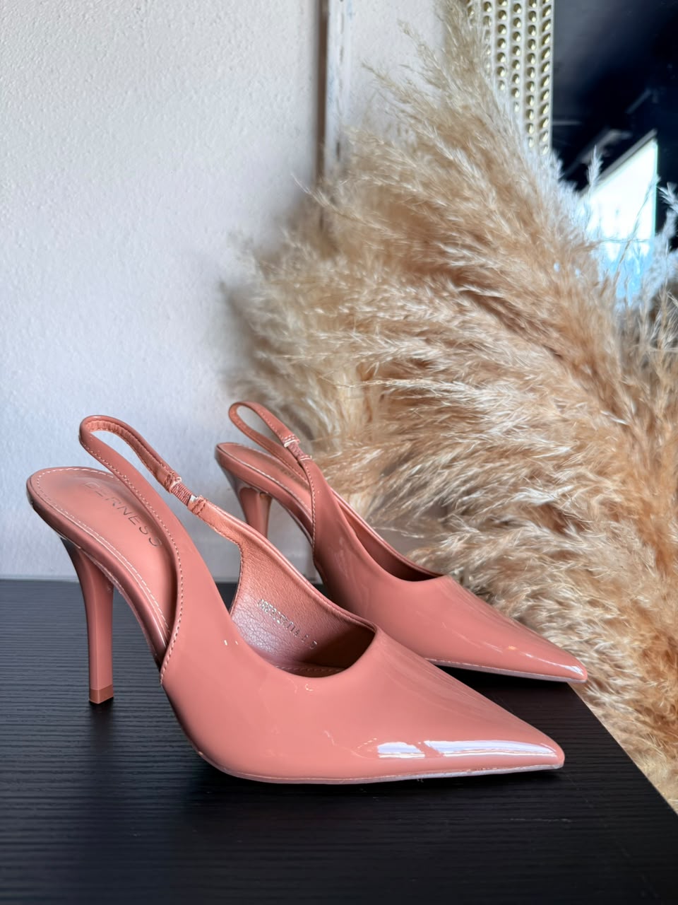Stiletto slingback mocha charol punta en V MB Mayte Barrera