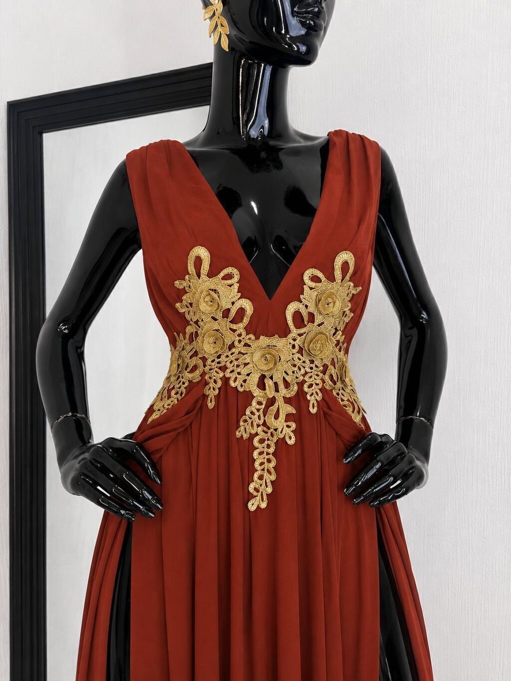 Vestido largo elegancia terracota con aplicaciones doradas detalle adicional MB Mayte Barrera