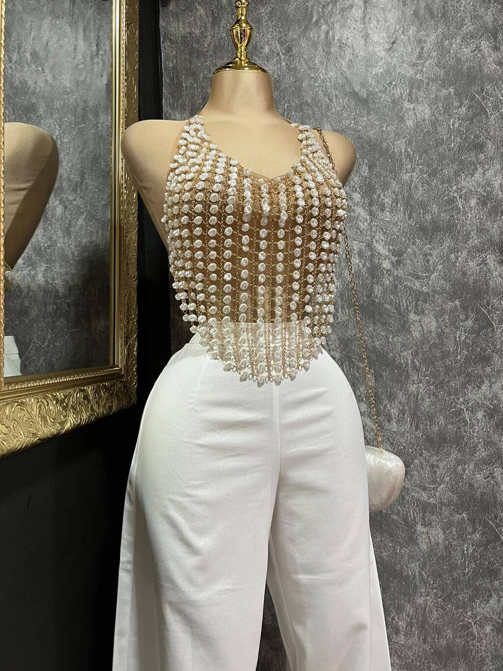 Set top de perlas con pantalón wide leg detalle trasero